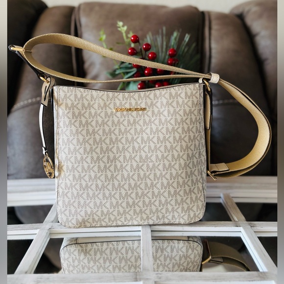 Michael Kors Handbags - MICHAEL KORS Jet Set messanger shoulder/crossbody bag. NWOT Retail: $325